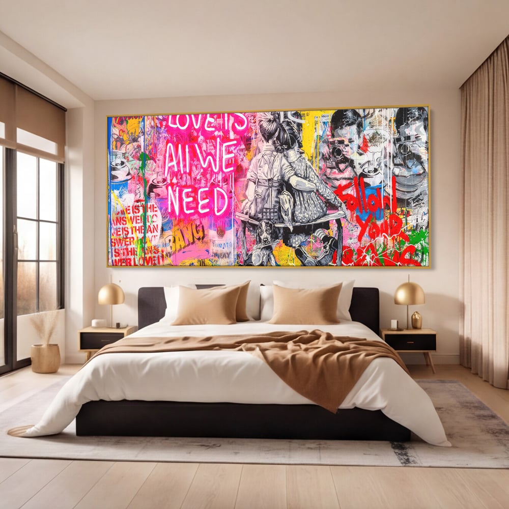 Tablou canvas cu tablou canvas cu graffiti si cuplu pe banca, in rama de aluminiu auriu, pe perete intr-un dormitor